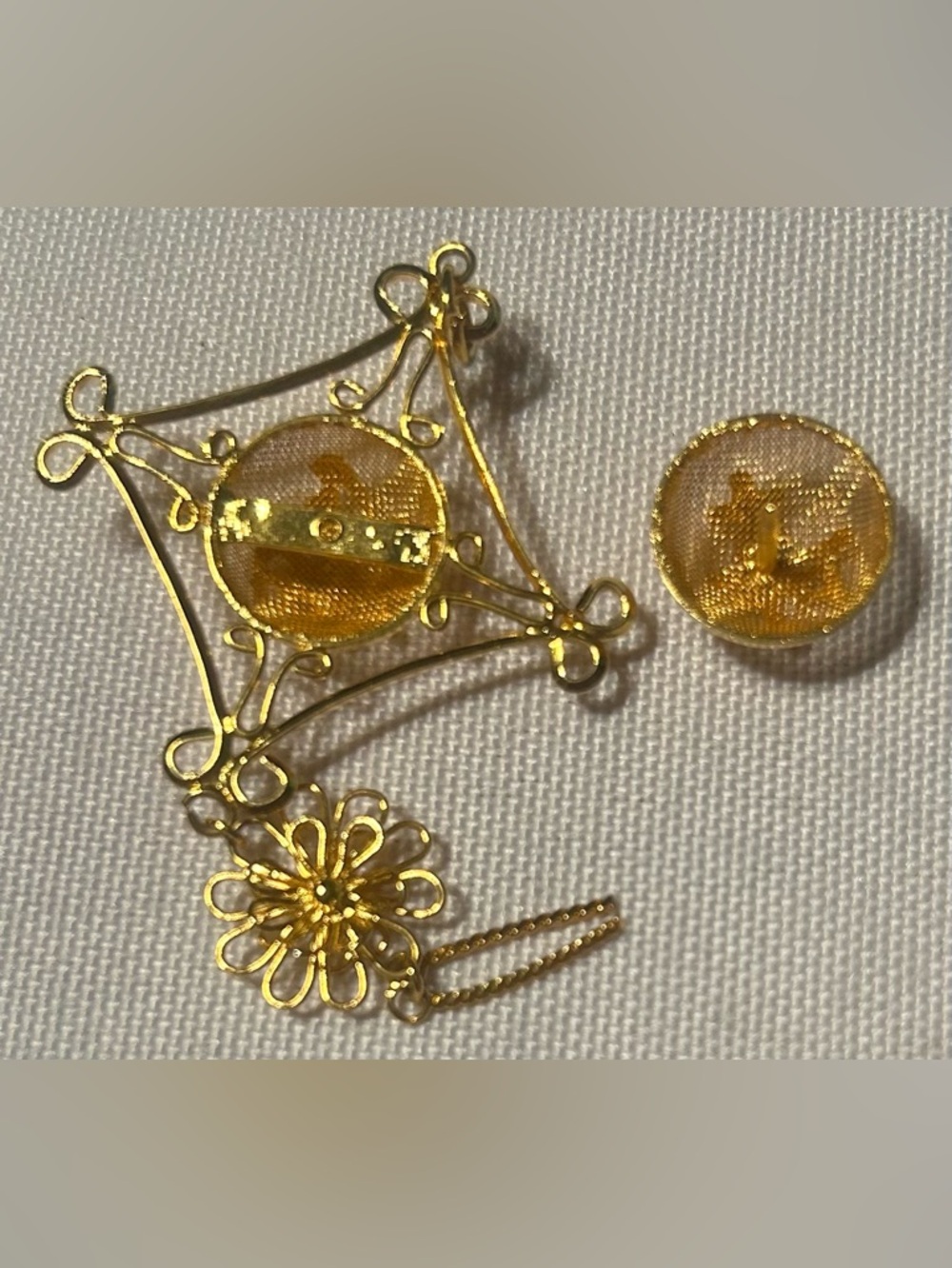 Vintage Gold Tone Filigree Gilt Vinaigrette Pendant (chain not included) - Picture 6 of 8